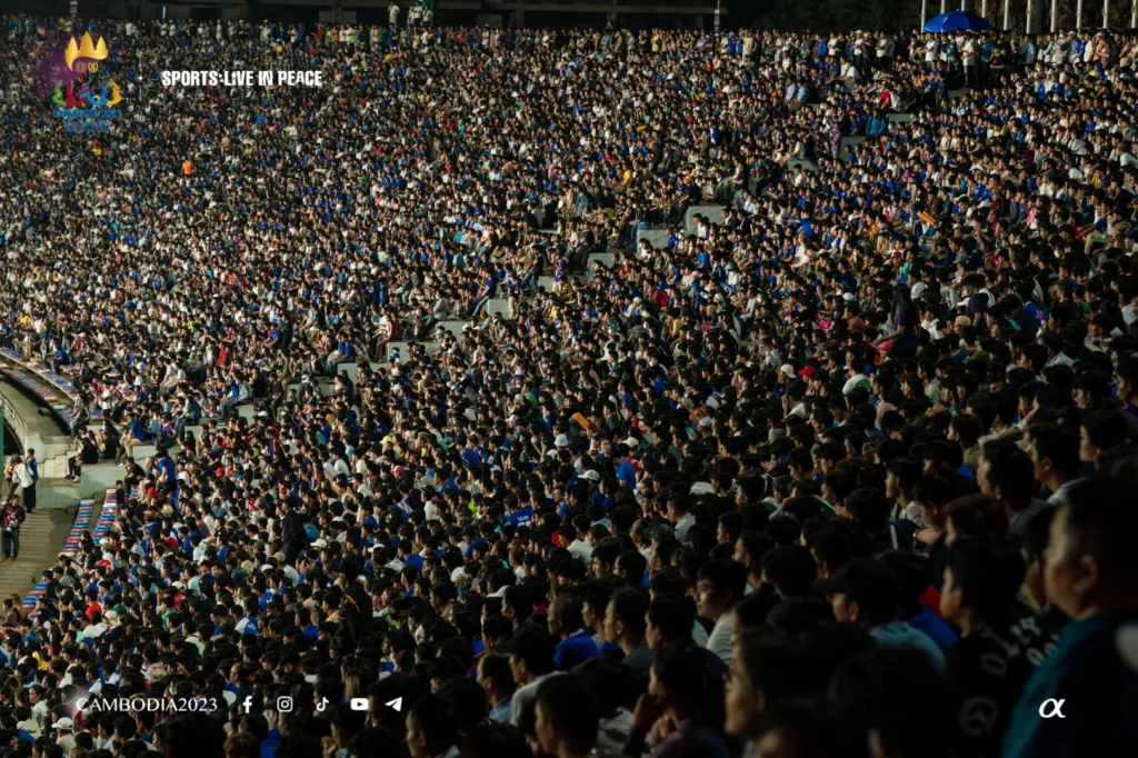 ส่องบรรยากาศ "แฟนบอลกัมพูชา" แห่ชมทีมรักประเดิมสนามซีเกมส์